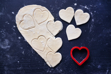 Obraz premium Uncooked heart shaped biscuits on a table