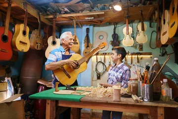 Crédence de cuisine en verre imprimé Magasin de musique Old Man Grandpa Teaching Boy Grandchild Playing Guitar