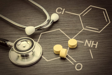 Phonendoscope and pill, Chemical formula