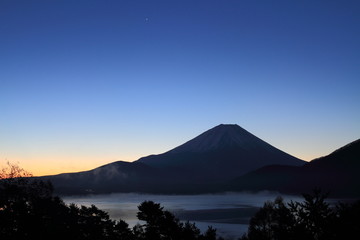 本栖湖　夜明けの富士山