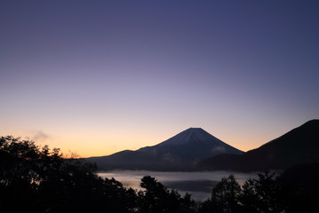 本栖湖　夜明けの富士山