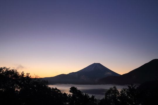 本栖湖 夜明けの富士山 © uttyan
