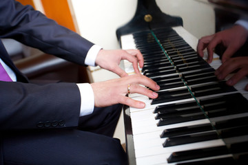 Fototapeta na wymiar Man playing piano