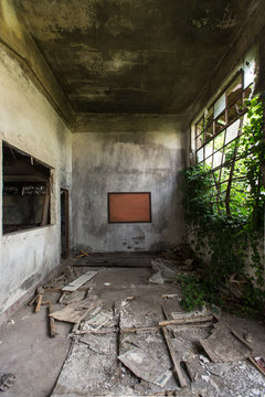 Cornice in cantiere abbandonato