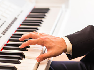 Obraz premium Hands of musician close-up. Pianist playing on electric piano