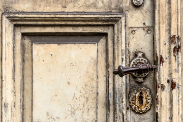 Alte Tür mit verschnörkelter Klinke