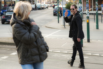 junger mann flirtet auf der straße