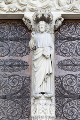 Obraz premium Statua della facciata della Cattedrale di Notre-Dame a Parigi