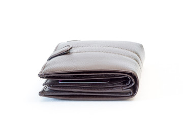 Мужской бумажник тёмно-коричневого цвета на белом фоне