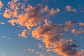 Roter Wolkenhimmel - Hintergrund - Abendsonne