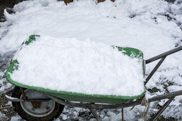 雪を載せた手押し車