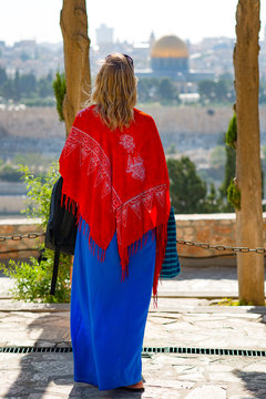 Tourist woman looks the dome of the Jerusalem mosque