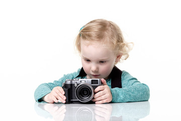 kleines m&auml;dchen mit kamera