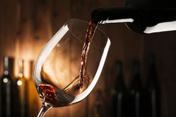 Gordijnen glas met rode wijn © MAURO