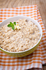 Oatmeal porridge with blueberries. healthy breakfast.
