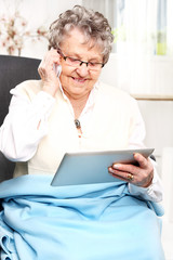 Starsza kobieta rozmawia przez telefon  - obrazy, fototapety, plakaty