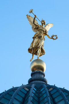 goldene Skulptur der G&ouml;ttin Fama  auf dem Glasdach der Kunstakademie Dresden, Deutschland