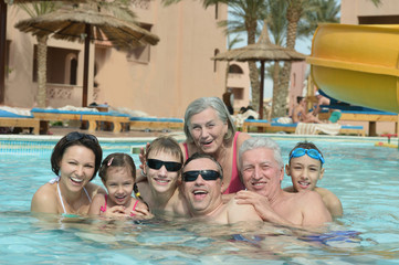 Obraz na płótnie Canvas Family relax in pool