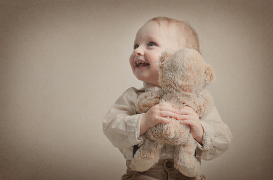 Junge mit Teddyb&auml;r hat Spa&szlig;