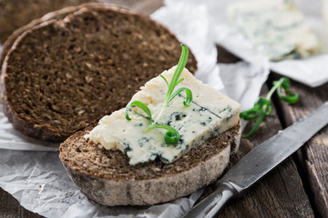 Rye bread with blue cheese and rosemary
