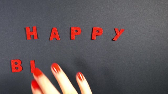 Happy Birthday in roten Buchstaben von Damenhand gesetzt