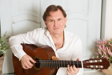 Obraz premium Mężczyzna gra na gitarze
