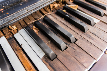 Obraz na płótnie Canvas Broken Old Piano Keys