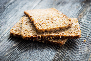 Crunchy wholemeal bread with seeds