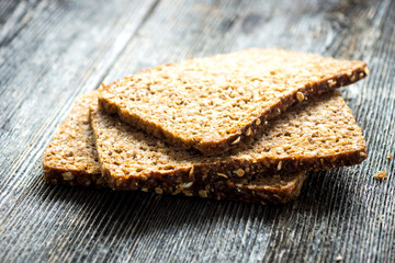 Crunchy wholemeal bread with seeds