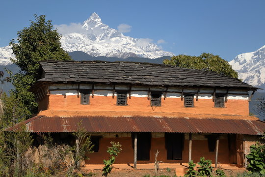 Maison traditionnelle dans la région des Annapurna avec l'Himalaya en toile de fond – Népal