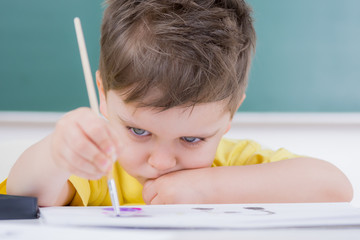 kind malt im kindergarten