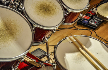Fototapeta na wymiar old drums in a studio