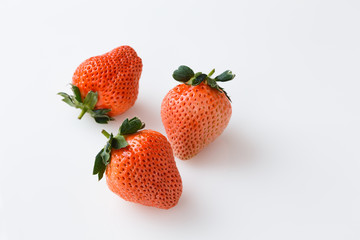 桃薫、モモに似た芳醇な香りの苺 © Natural box photo