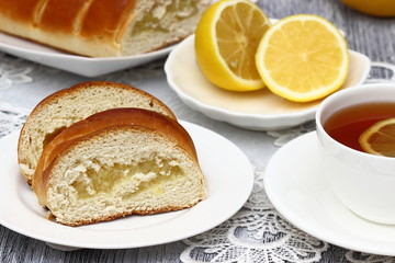 Tasty lemon cake.
