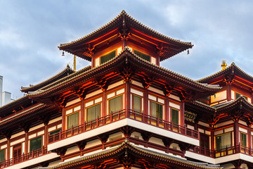 Obraz premium Red Chinese temple - Buddha Tooth Relic Temple and Museum in Singapore