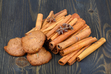 Cinnamon sticks and star anise with cookies