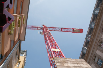 Roter Baukran auf Baustelle