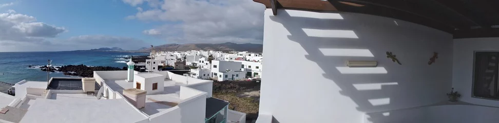 Fototapeten An der Nordostküste von Lanzarote, Kanarische Inseln, Spanien. Blick auf das Dorf Punta Mujeres und den Atlantik. © utamaria