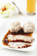 bayrischer Schweinebraten auf einem Teller