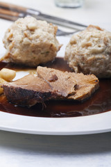 bayrischer Schweinebraten mit Knödel