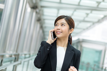 Obraz premium Businesswoman chat on mobile phone