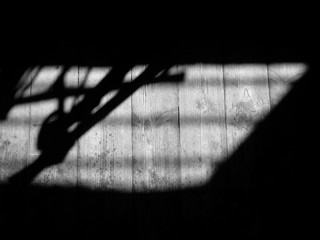 Schatten auf altem Holzboden mit Schiffsdielen i einer alten Fabrik im Stadtteil Schildesche in Bielefeld im Teutoburger Wald in Ostwestfalen-Lippe, fotografiert in klassischem Schwarzweiß