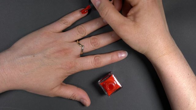 Fingern&auml;gel von Frau rot lackiert