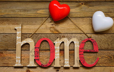Home Schild mit zwei Herzen auf einer Holzwand