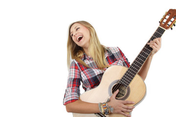 Frau spielt Gitarre und lacht dabei