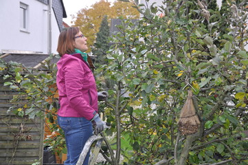 Frau bei der Gartenarbeit