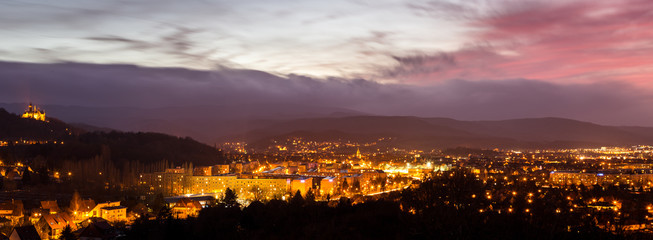 Wernigerode mit Schloss und Brocken bei Sonnenuntergang, Panorama