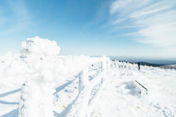 Fototapeta na wymiar Schnee und Eis am Geländer auf dem Brocken