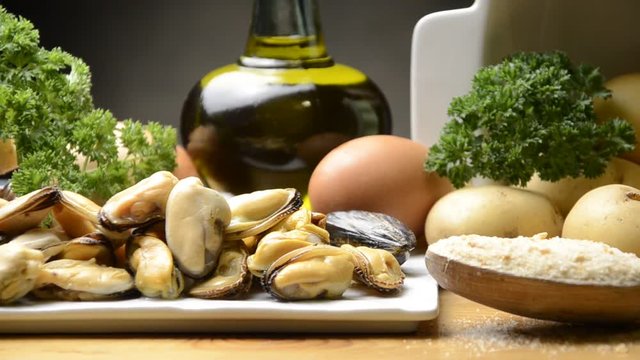 صدف سیاه مدیترانه Mytilus galloprovincialis 地中海貽貝 Miesmuscheln aus Galicien Черноморская мидия Diepwatermossel Cozze Mediteranska dagnja Mediterranean mussel