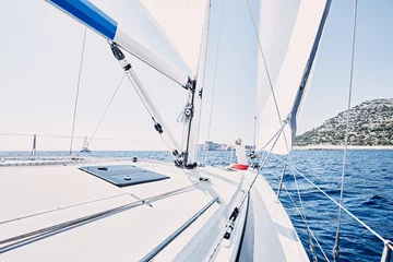 Photo sur Plexiglas Naviguer Girl on sailboat